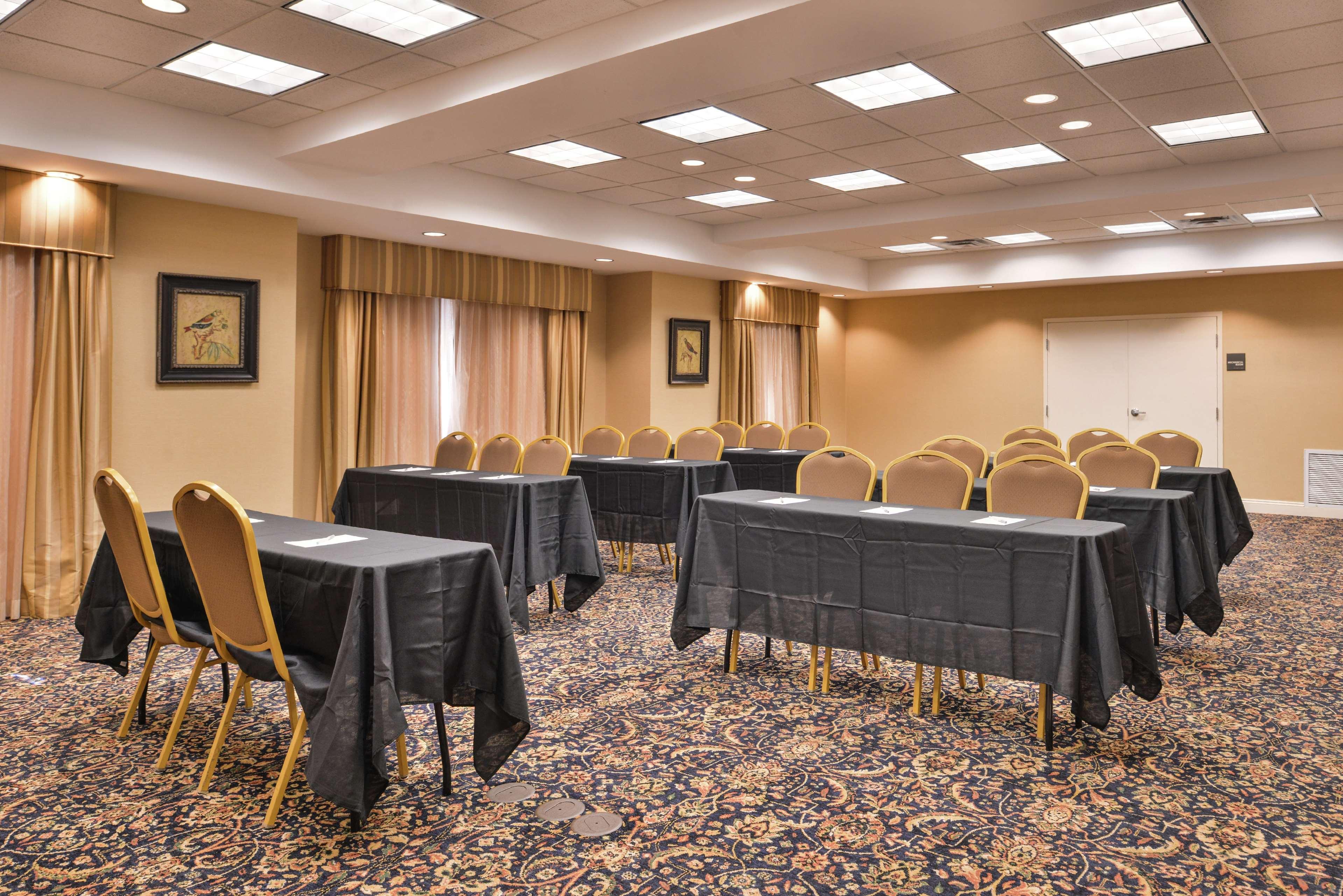 Hampton Inn Jackson-College Avenue Eksteriør billede